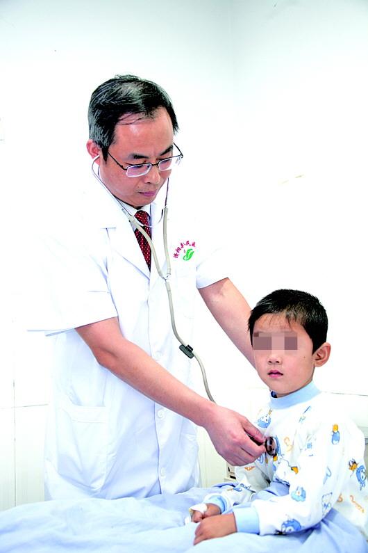 专家提醒：孩子身上现红疹或是手足口病需及时就医