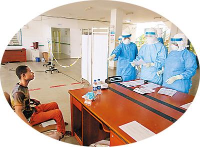 中国医生直面埃博拉:11件防护用品 36道穿脱流程
