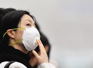 雾霾下的生活：环卫工呼吸费劲 吸到鼻里都是水