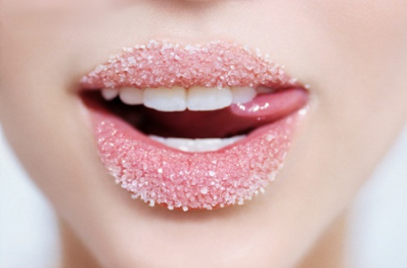 健康提醒：嘴唇干裂绝不能用舌头舔