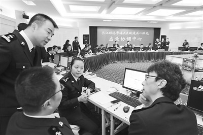 长江经济带12个海关在应急协调中心为一体化做样单测试。
