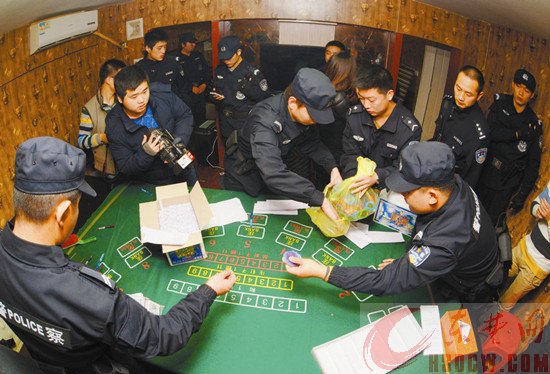 警方昨晚突袭茶楼内的赌场 带走11人收缴疑似赌资15万
