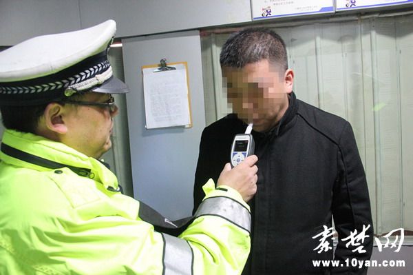 十堰交警夜查酒驾 两小时查获25个酒司机