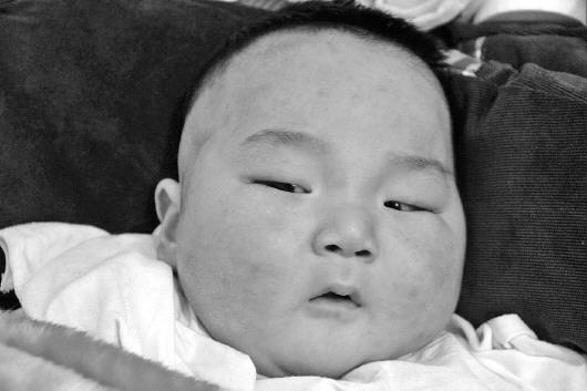 五个月大男婴被弃殡葬车 殡葬师收养三天送医后死亡