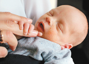 瑞典两女子移植妈妈子宫生下健康宝宝（图）