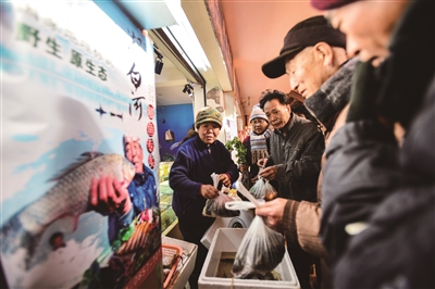 潮白河鲫鱼上市啦！指定市场专营 市民排队尝鲜