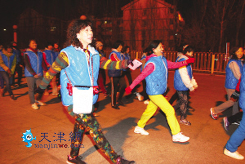 “军事化管理”快走队 不拉家常只留健康