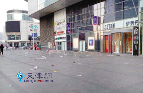 平安夜留给金街50余吨垃圾