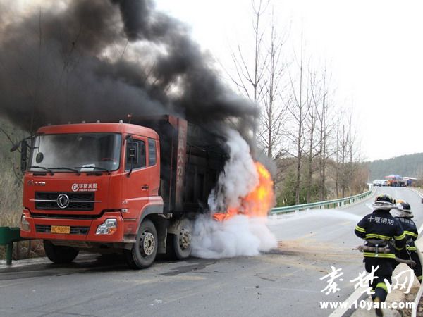 卡车轮胎突然着火 消防官兵及时扑灭