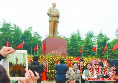 全国各地群众到韶山纪念毛泽东诞辰121周年(图)