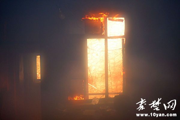 独居老汉阳台生火取暖引燃房屋 十堰消防及时灭火