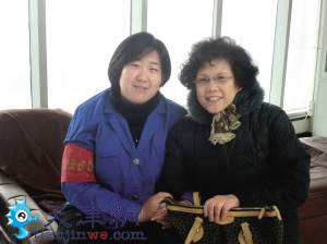 大娘挎包落在公交车上 热心小伙儿开车追3站寻回