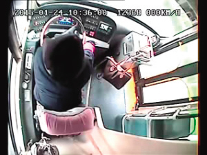 大娘挎包落在公交车上 热心小伙儿开车追3站寻回