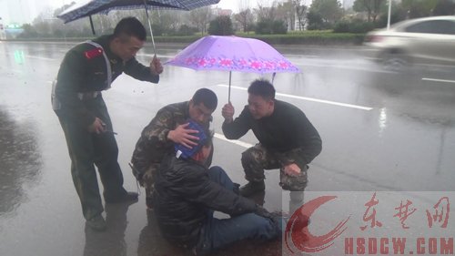 雨中男子被车撞倒待救援 消防官兵为他撑起爱心伞