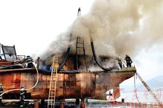 正在维修的货船突起大火　疑为电焊工氧焊切割时不慎引燃
