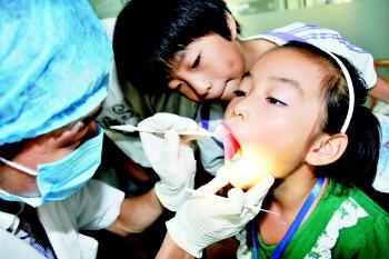 超6成学龄儿童患乳牙龋齿 应对适龄孩子进行窝沟封闭