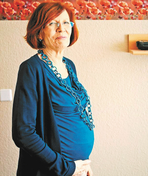 德65岁妇女怀四胞胎 将成世界较老四胞胎产妇