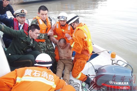 男子坐在江边斜坡上，将上衣、鞋子和手机丢到江里，多部门救援人员紧急出动