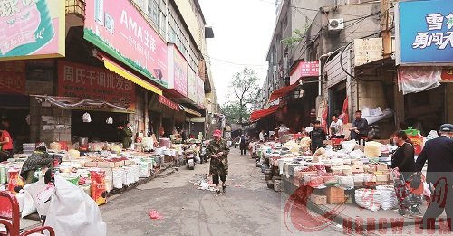 消防疏散通道不畅通，货物占用安全通道