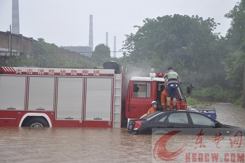 别克涉险过积水涵洞被呛熄火