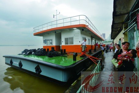 黄石轮渡新趸船下水 黄石轮渡新趸船下水