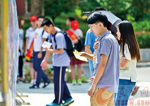 考生及家长来二中做考前准备