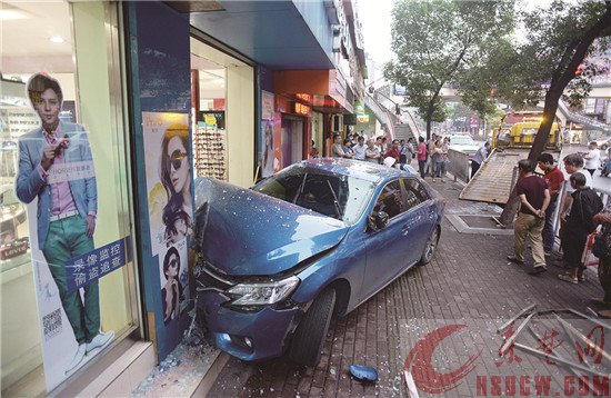 女店员刚进店　小车撞店门