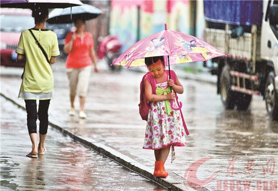 暴雨如注　气温骤降