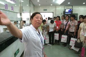 医护人员症状给参加活动的女性做咨询