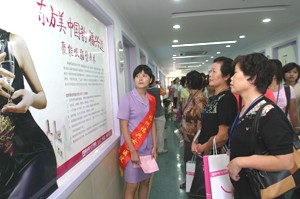 导医人员在为参观者指导、服务