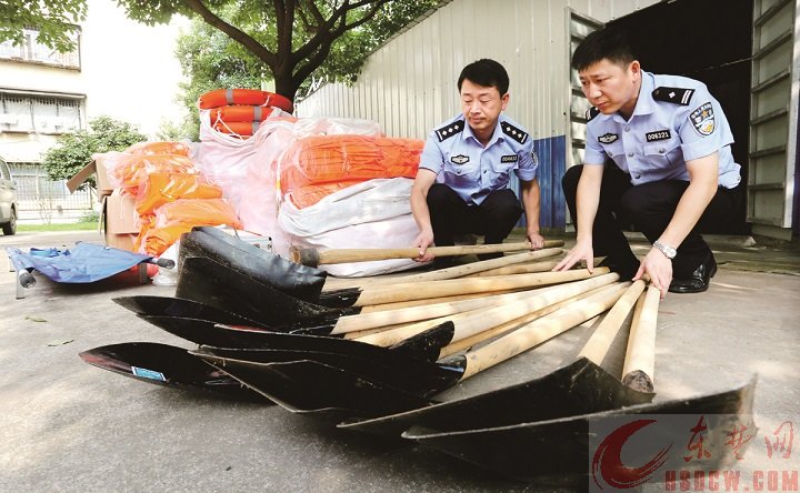 民警清点防汛物资