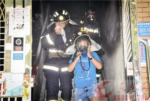 消防官兵浓烟中救出男孩