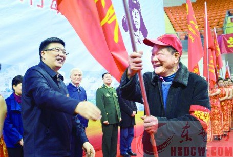 刘国保爬7楼一个多月 调解好“采光权”纠纷 