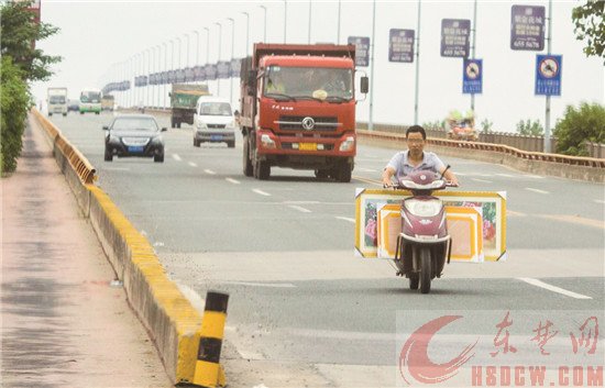 这样骑电动车，危险
