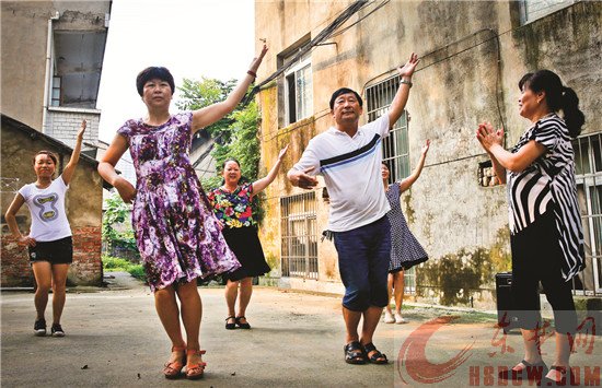 丈夫拉着妻子跳广场舞　跳好了身体跳掉了陋习