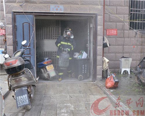 早餐店起火，消防员抱出漏气煤气罐