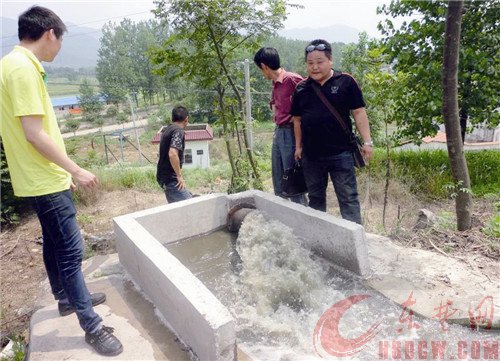 灵乡镇农办组织干部深入田间地头查旱情、开水闸