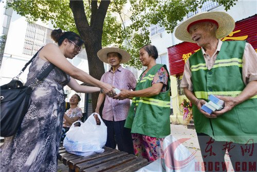 高温户外作业 环卫工人辛苦了！
