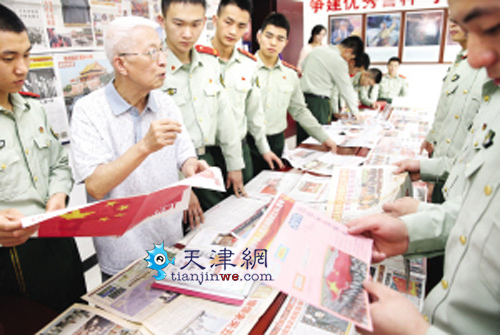 肩背集报200多份 大爷为祖国庆生 肩背集报200多份 大爷为祖国庆生