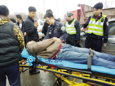 “睡神”司机 抬上担架都没醒