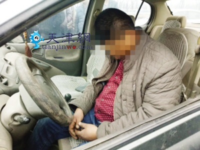 “睡神”司机 抬上担架都没醒