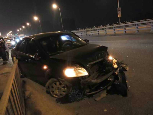 宁波青林湾大桥发生一起四车追尾事故