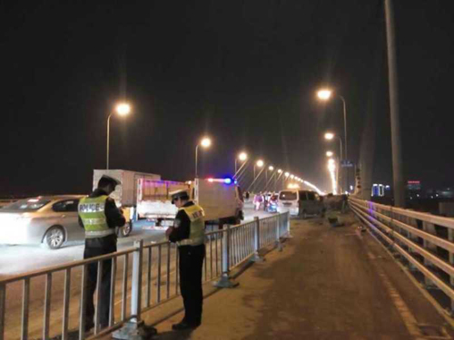 宁波青林湾大桥发生一起四车追尾事故