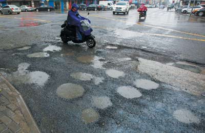 连续降雨致道路坑洞增多 甬城市民出行颇感不便