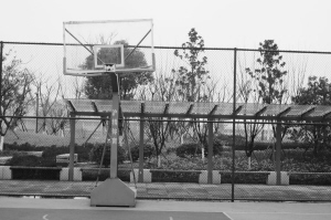 甬江公园篮球场建好一年多 为何关着不开放