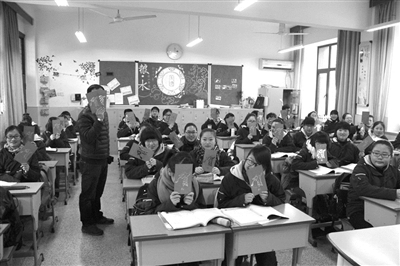 宁波二中开学 校长发了1000多个红包
