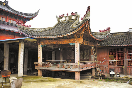 两个老人守护江北湾头仅存的文物