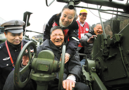 百名盲人“参观”中国防空博览园