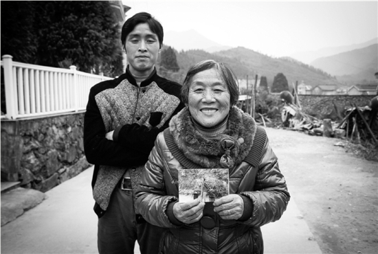 宁波女大学生为村民拍下4000多张照片 年三十挨家挨户送去