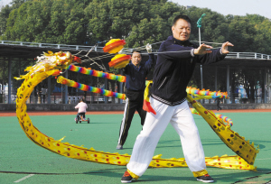 空竹“抖”出花样晚年